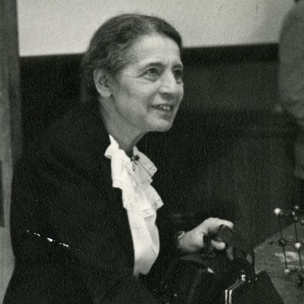 Lise Meitner, 1946, bei einer Vorlesung